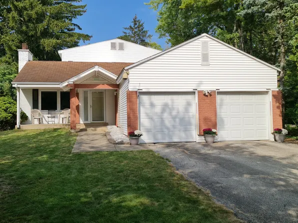 566 Earl Dr, Northfield, IL 60093