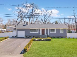 15 Harding St, Rocky Point, NY 11778