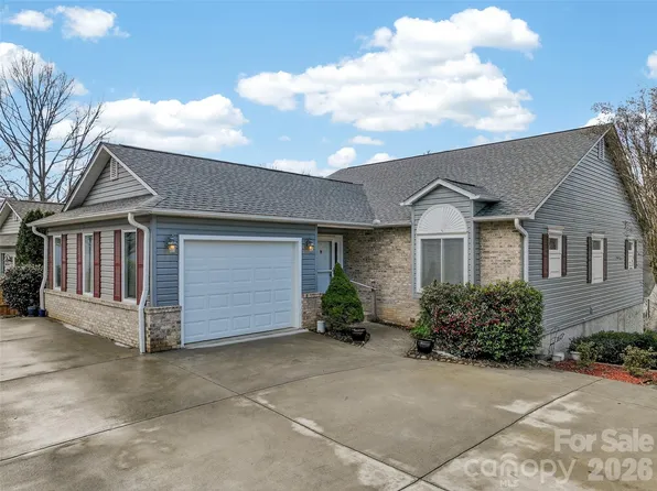 17 Driver Ct, Hendersonville, NC 28739
