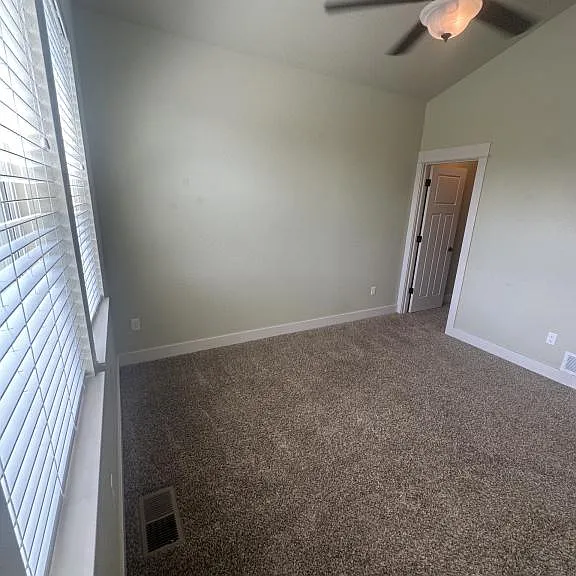 2122 Sandbur Dr — Photo 12