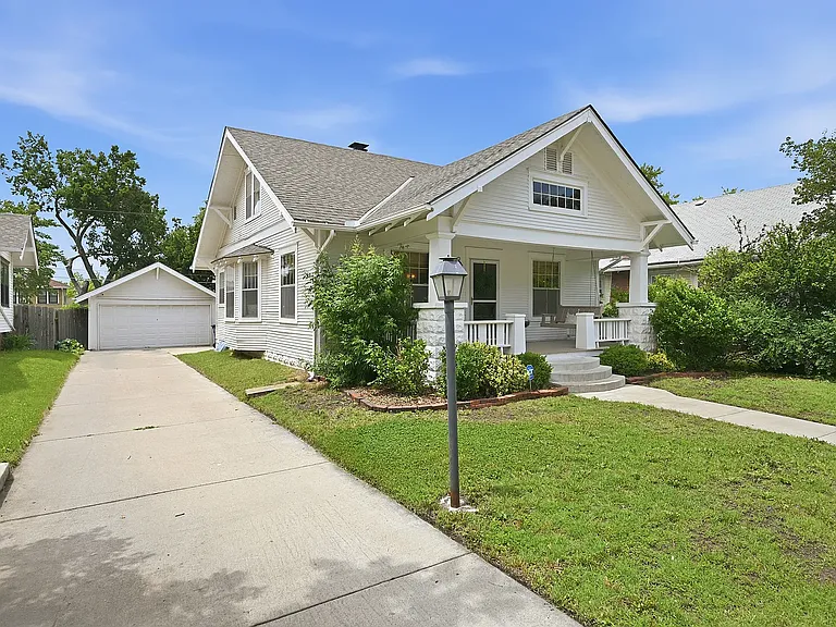 411 N Clifton Ave — Photo 2