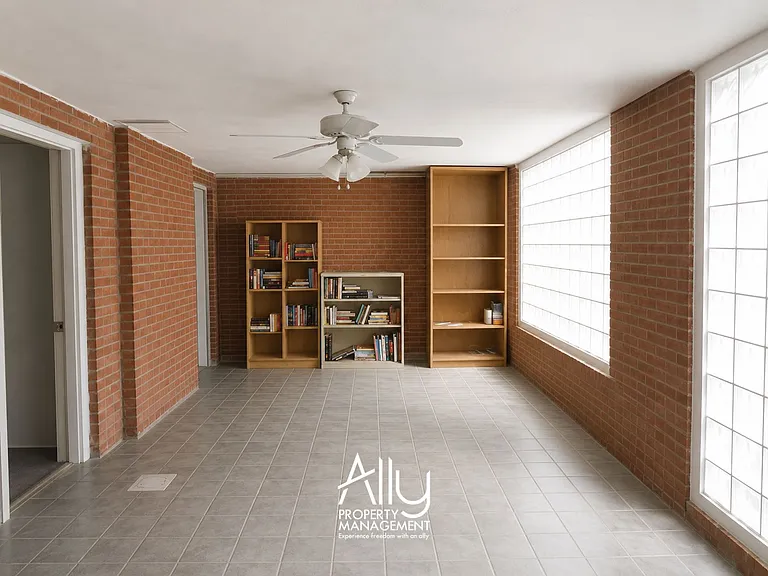 1605 Cambridge Cir — Photo 3