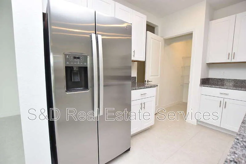 6 bed, 3.0 bath, 3326 sqft, $2,600 — Photo 3