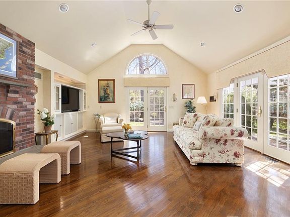 3rd image of 230 Kirby Ave