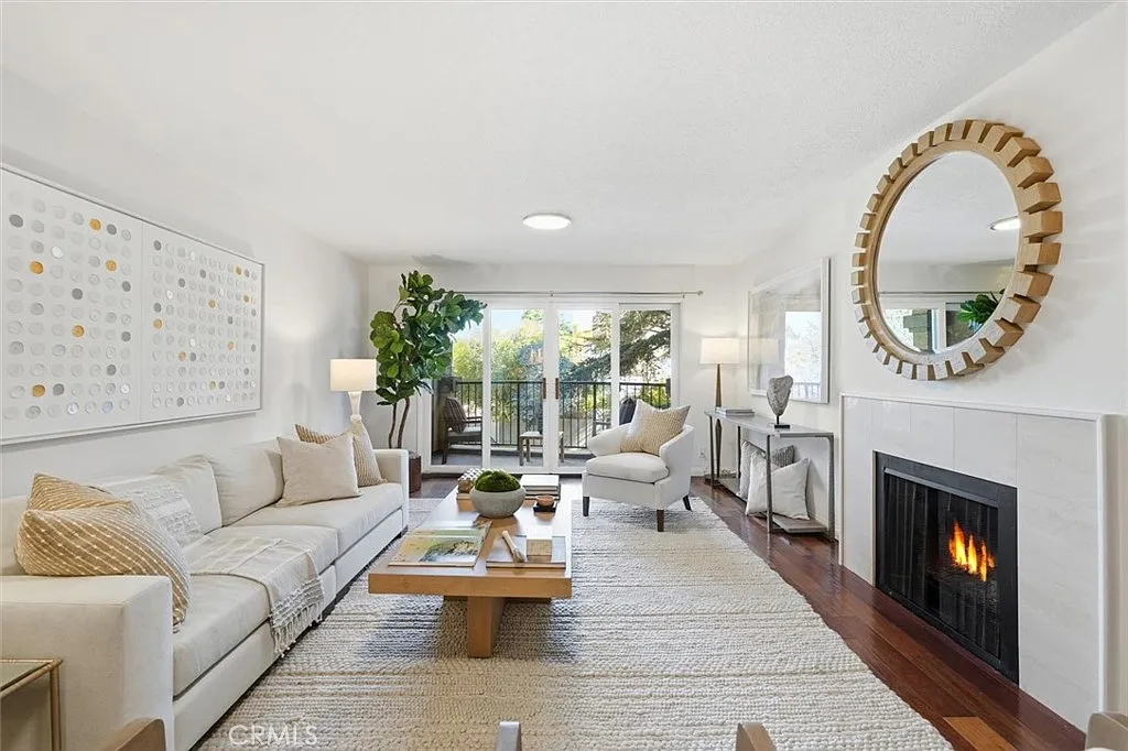 2 bed, 1182 sqft, $4,350 — Photo 1