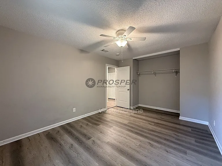 1047 Oakcrest Dr — Photo 18