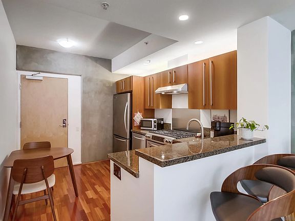 5th image of 321 10th Ave Unit 903