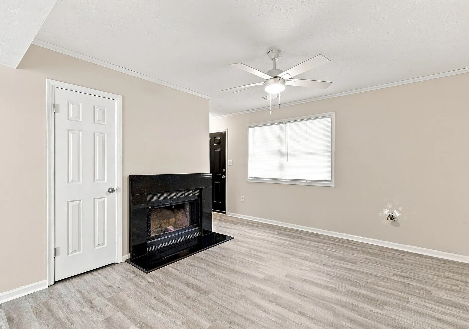 3 bed, 1.5 bath, 1150 sqft, $1,600 — Photo 3