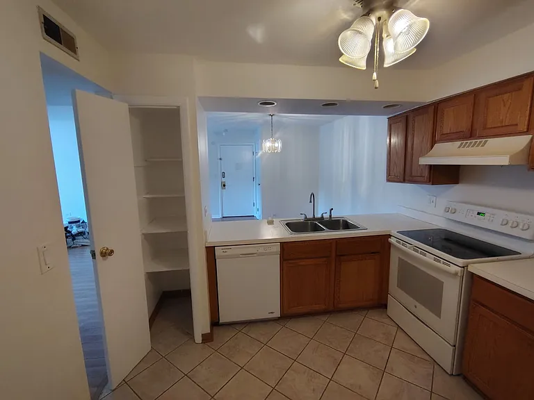 4424 Euclid Ave #1D — Photo 4