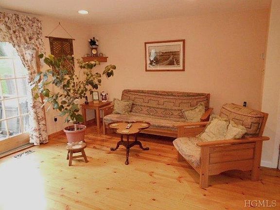 5th image of 604 Williamsburg Dr