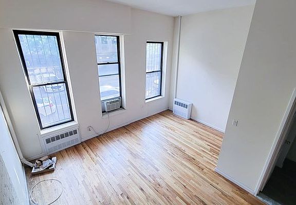 4th image of 113 W 82nd St #1FF