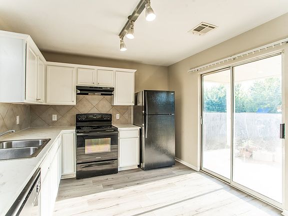3rd image of 3003 John Porter Dr