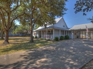 400 Liveoak Dr, Johnson City, TX 78636
