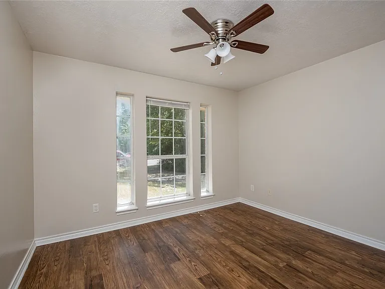 2402 Jaguar Ct — Photo 13