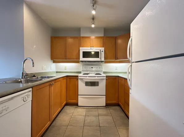 38 7th Ave #404, New Westminster, BC V3L 5W2