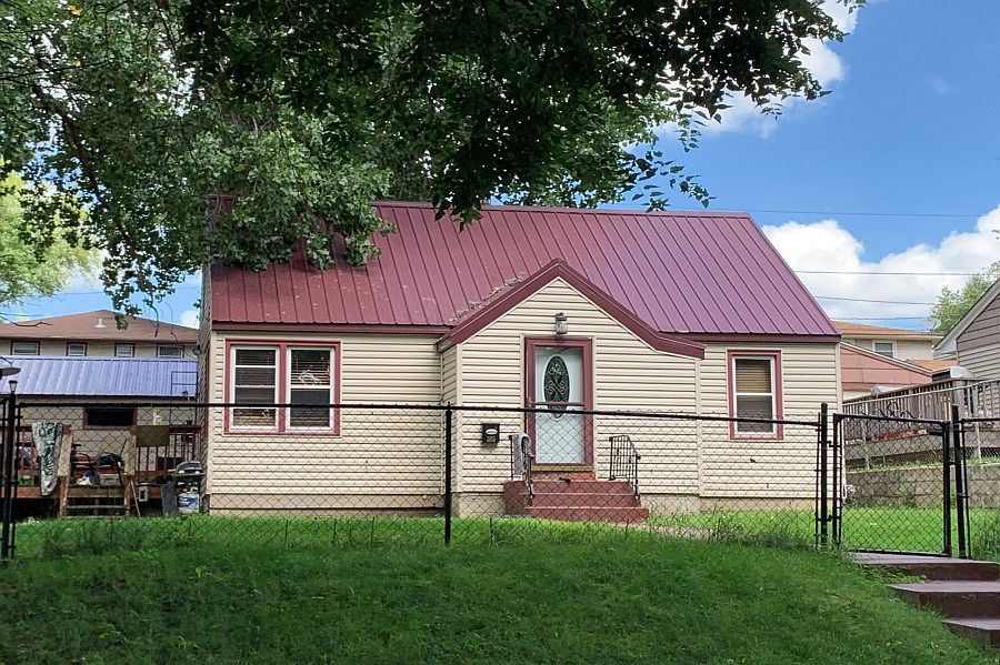 1st image of 515 36 1/2 Ave NE