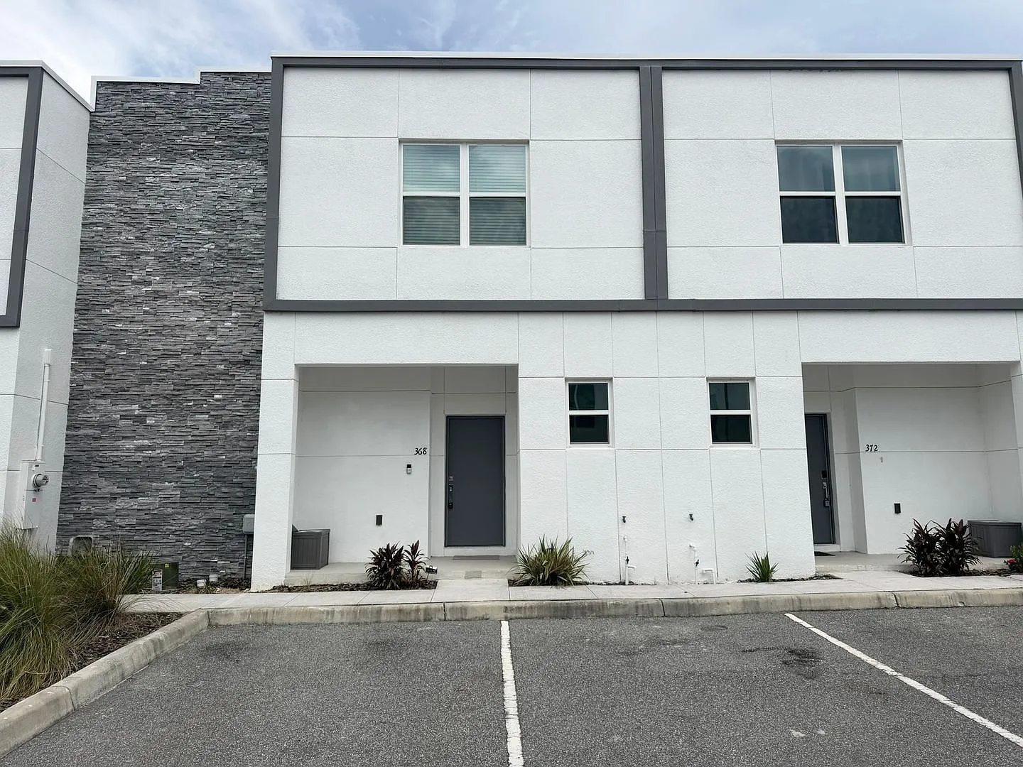 4 bed, 4.0 bath, 2020 sqft, $2,895 — Photo 2