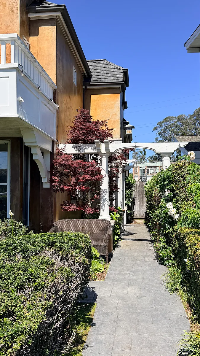 Building Photo - 33 Rockview Dr