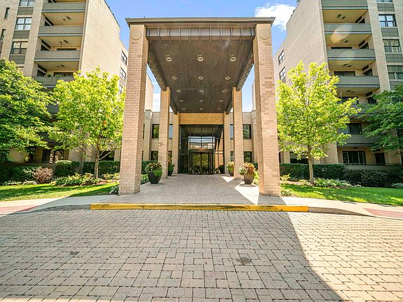 2nd image of 4545 W Touhy Ave APT 424W