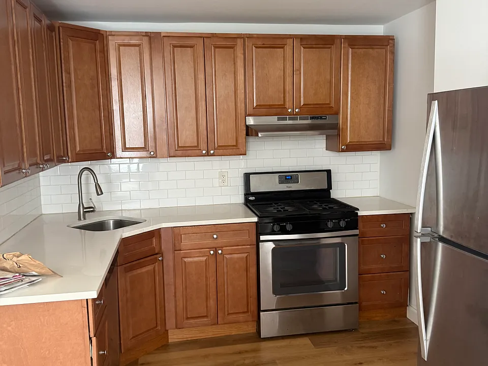 72 W 22nd St #1
