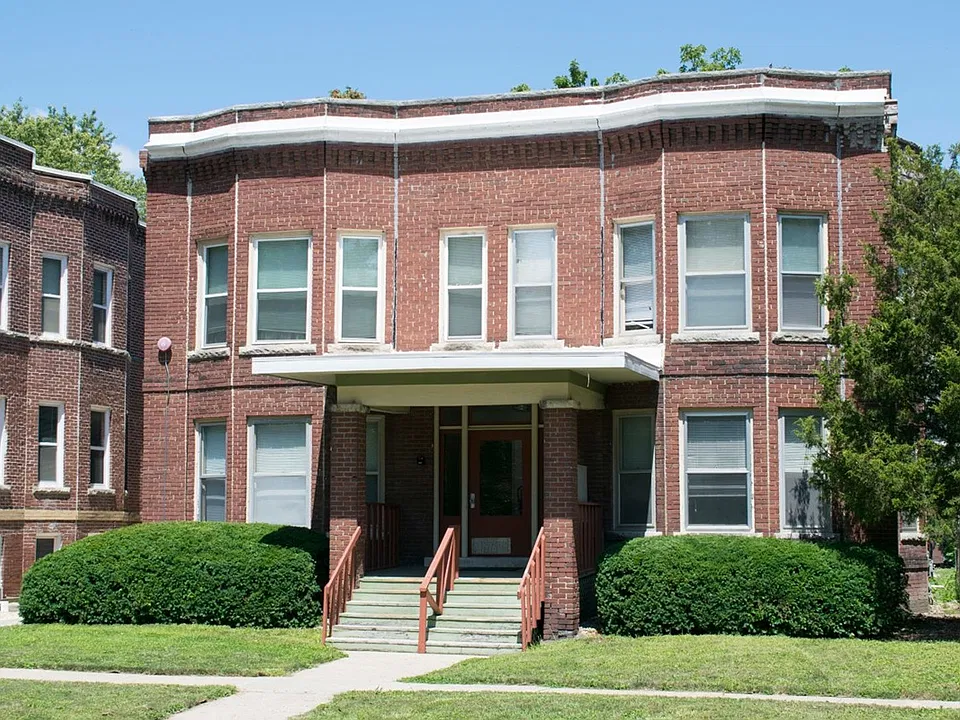 616 W Healey St