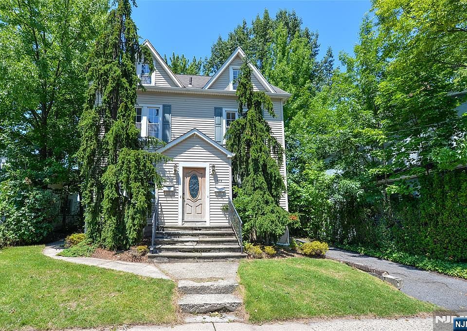 1st image of 209 Merritt Avenue