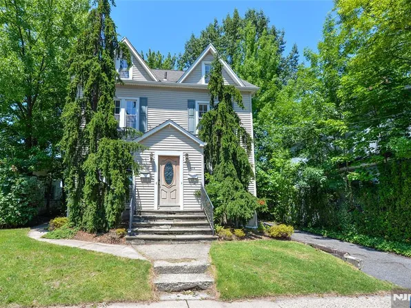 209 Merritt Avenue, Bergenfield, NJ 07621