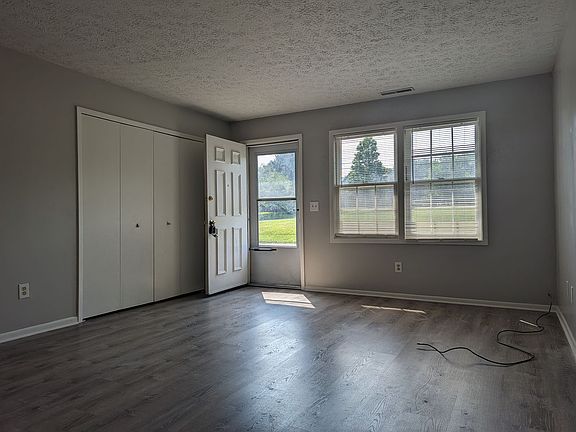 3rd image of 1237 Hillcrest Dr