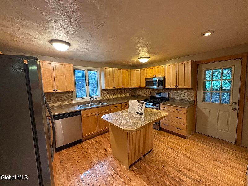 5th image of 333 Marion Avenue