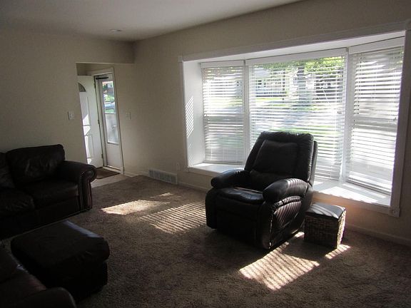 2nd image of 1472 Borgstrom Ave