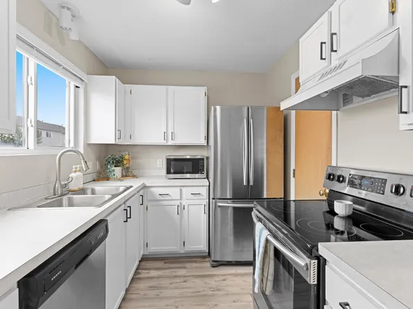 13092 Murdock Ter, Eden Prairie, MN 55347