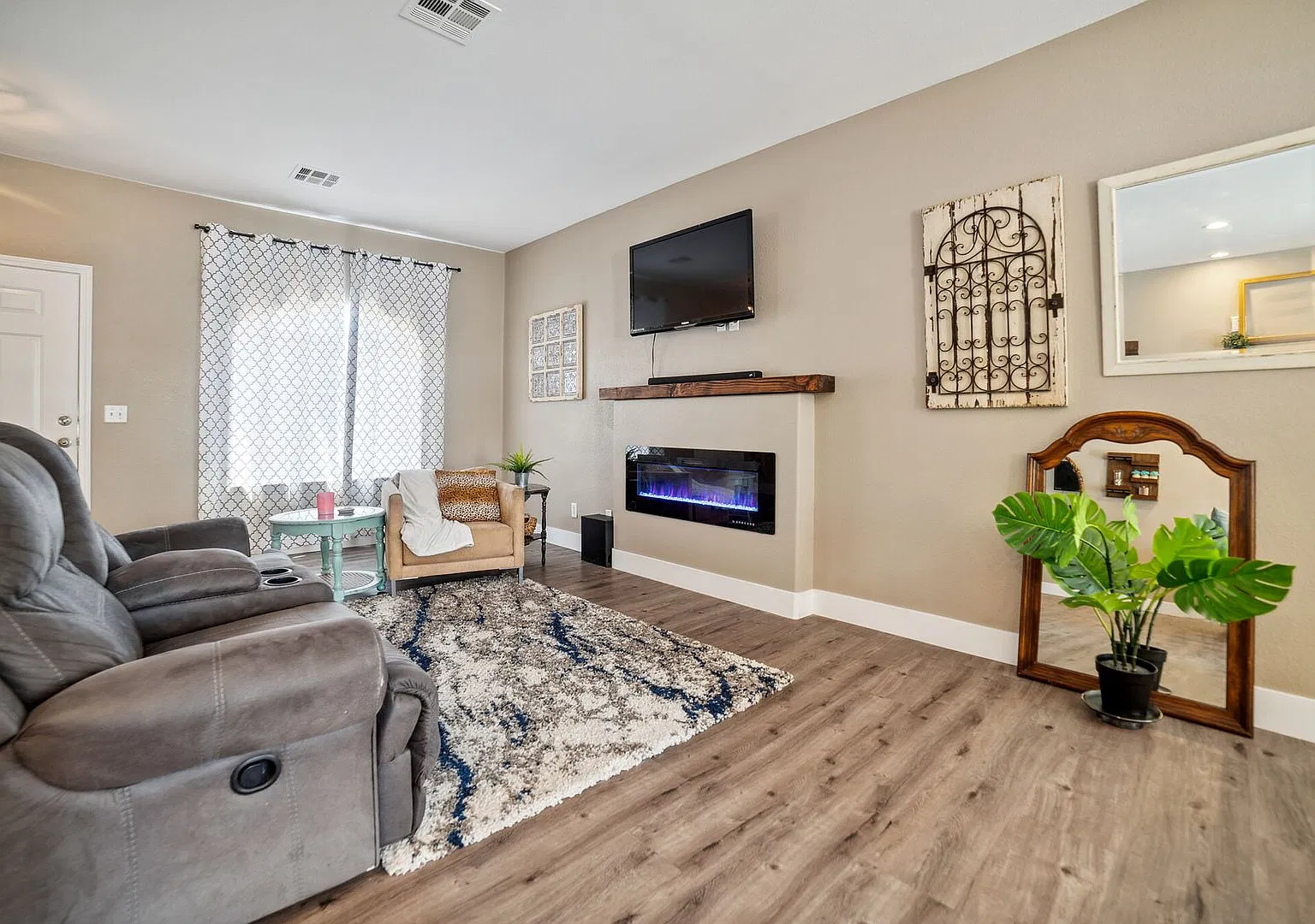 4 bedroom remodeled home with oversized lot and covered patio! — Photo 3