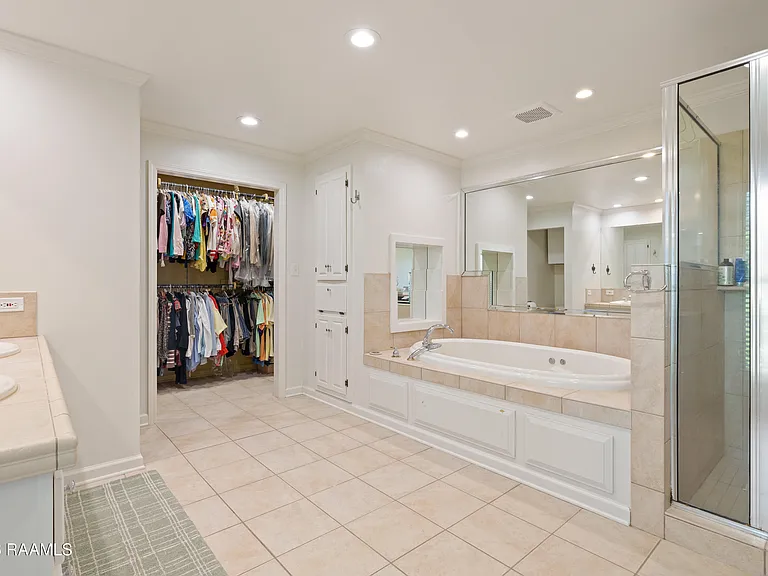2407 E Broussard Rd — Photo 19