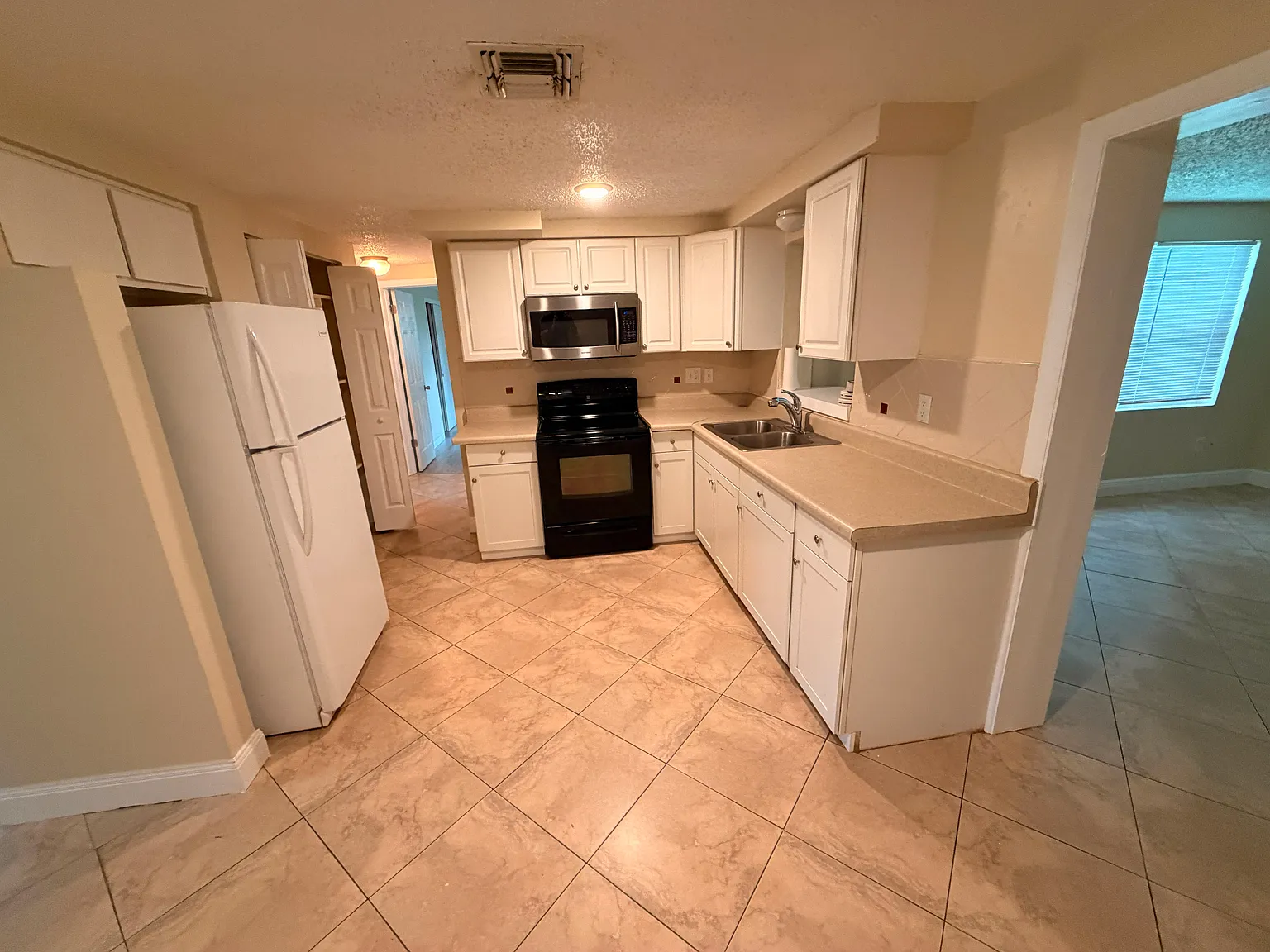 3 bed, 1.5 bath, 1269 sqft, $1,745 — Photo 4