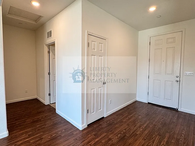 7216 E University Ave — Photo 8