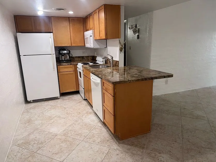 1 bed, 702 sqft, $1,200 — Photo 3