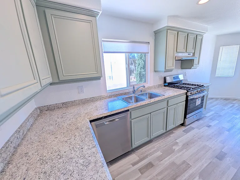 585 Hildale Cir — Photo 4