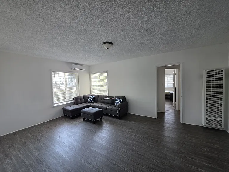 1349 W 35th Pl #2 — Photo 3