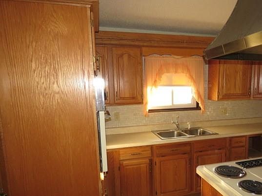 5th image of 9004 Lowell Ave