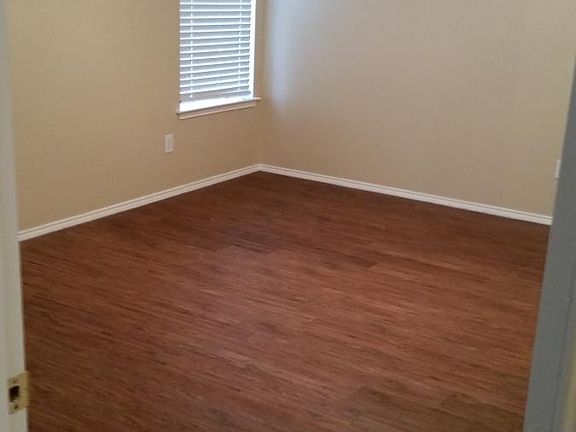 3rd image of 1612 Kelly Ln