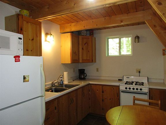 Cozy kitchen dinig area.