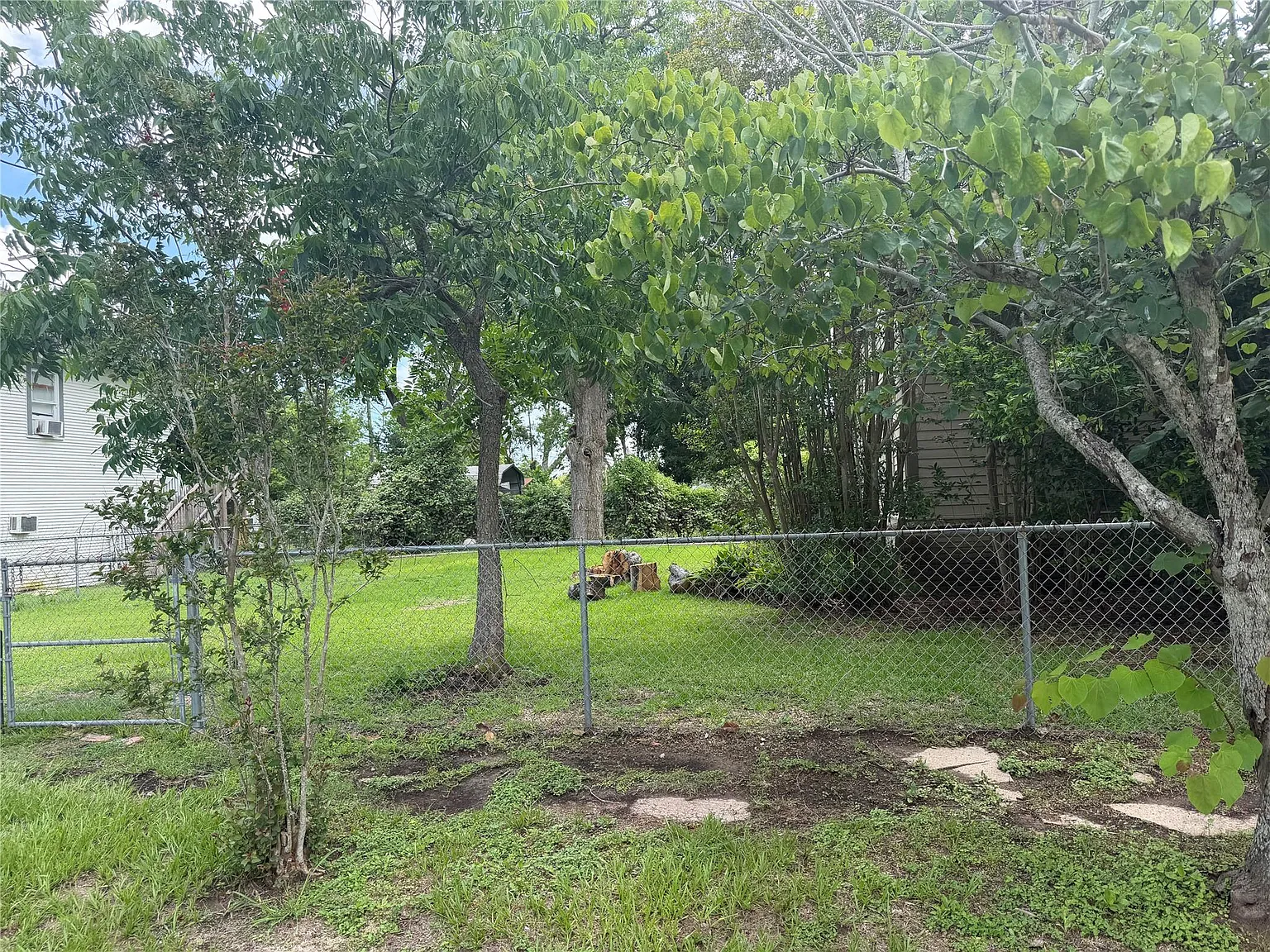 4 bed, 2.5 bath, 1938 sqft, $1,750 — Photo 2