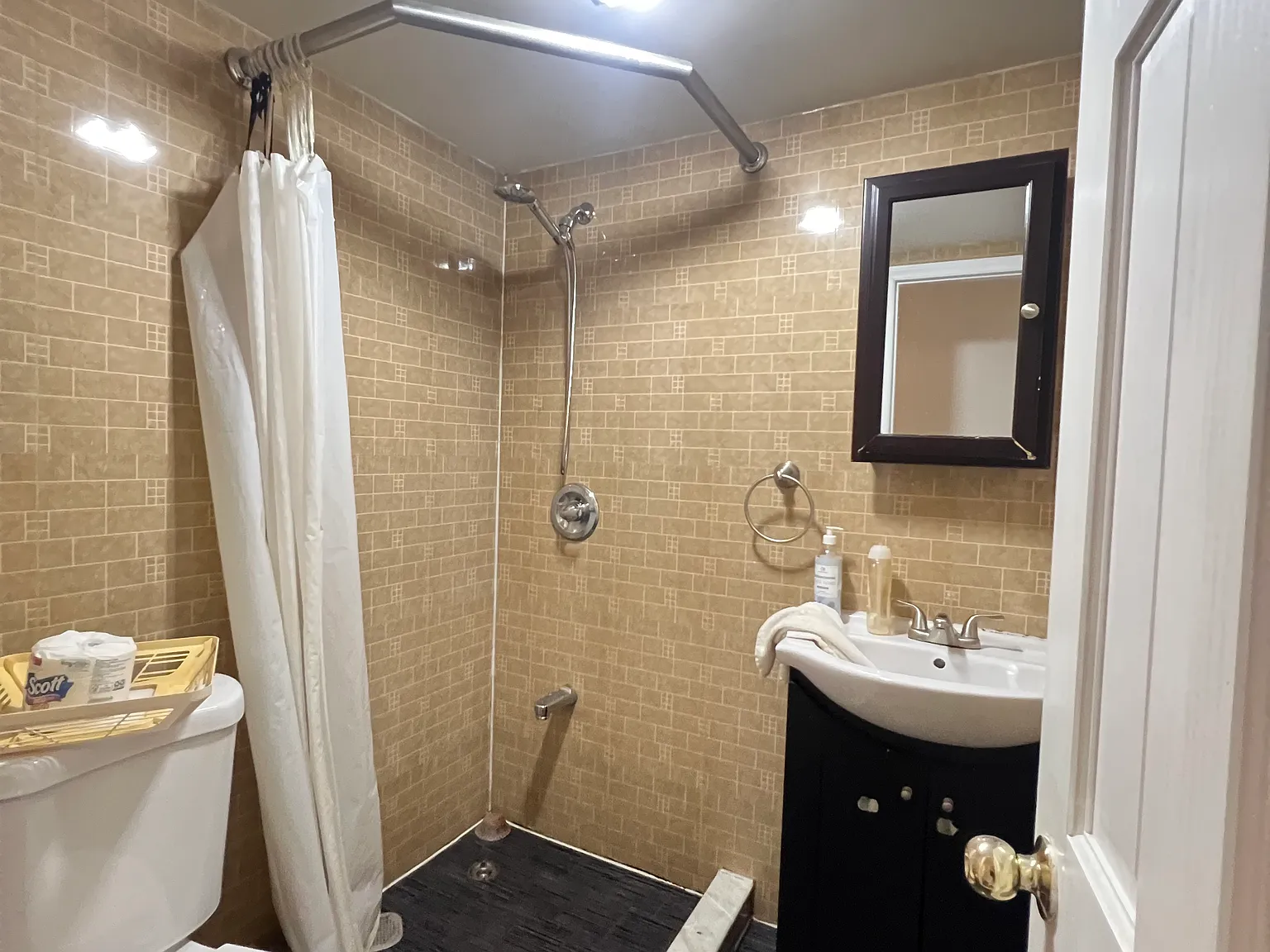 2 bed, 650 sqft, $2,400 — Photo 3