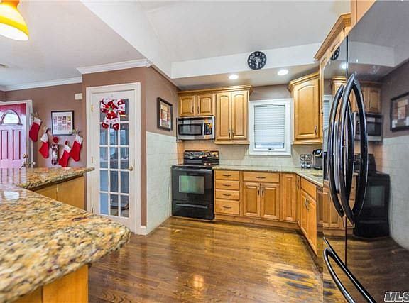 3rd image of 664 Evelyn Ave