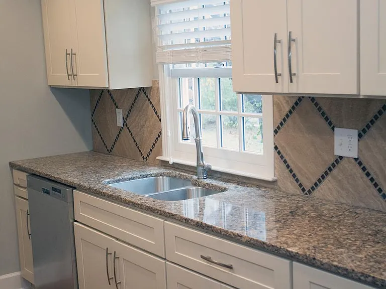 3927 Woodlawn Dr — Photo 7