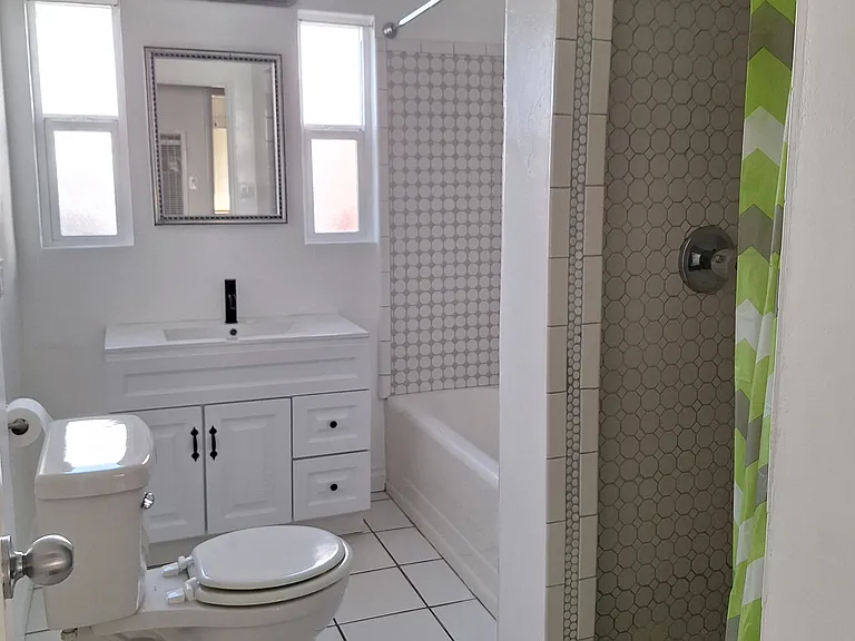 11256 Victory Blvd — Photo 15