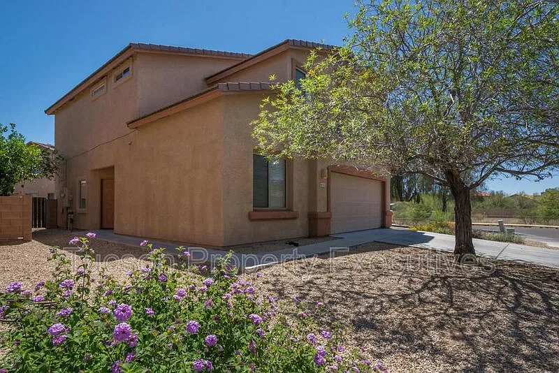 4 bed, 3.0 bath, 2073 sqft, $2,200 — Photo 2