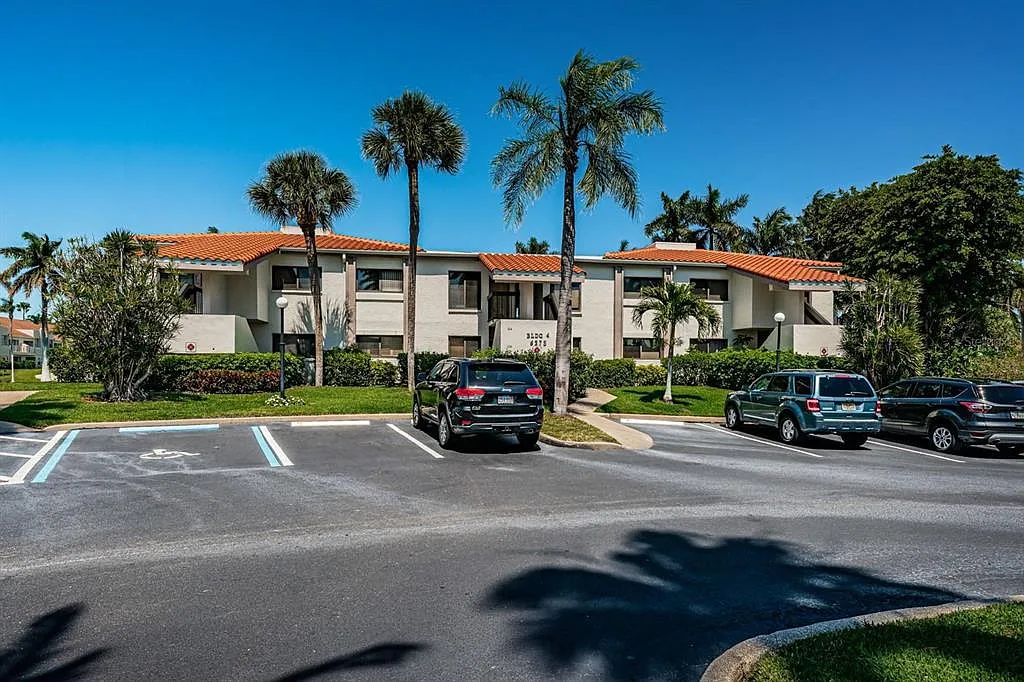 2 bed, 2.0 bath, 915 sqft, $5,700 — Photo 2