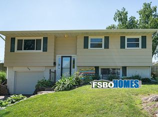 2808 Greenway Dr, Bettendorf, IA 52722