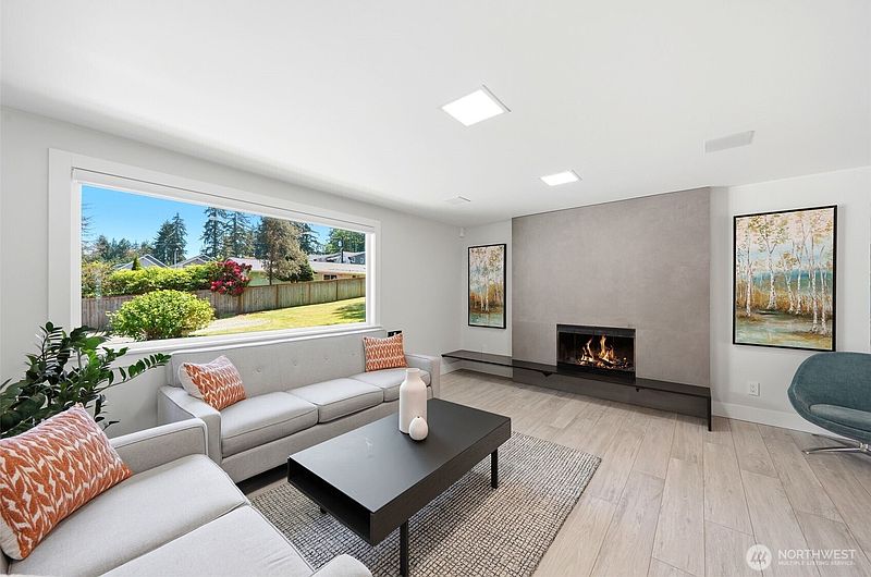 4th image of 14022 Meridian Avenue S